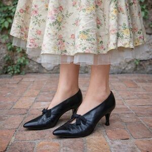 VINTAGE FEATHERWEIGHT SEARS Black Leather Pointed Toe Kitten Heels, 6